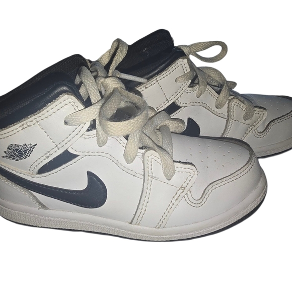 Nike Kids White and Navy Sneakers - Picture 2 of 3